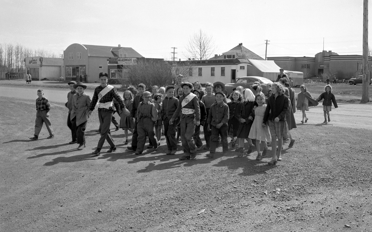 B&W photo of students from West Jasper Place School heading home after school, April 27, 1950. Courtesy of City of Edmonton Archives, Ea-600-4293a. Photographer Eric Bland.